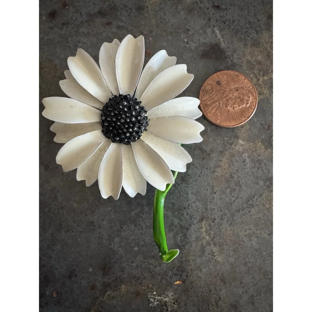 Vintage Brooch 1960's‎ Flower Power White Enamel Daisy Black Center